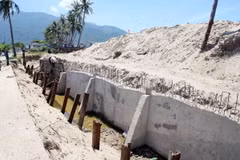 Thi công tuyến đê, kè biển trên đường Hoàng Sa. (Ảnh: Trần Lê Lâm/TTXVN)