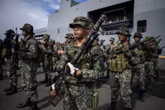 Binh sỹ Philippines làm nhiệm vụ tại khu vực Manila. (Nguồn: AFP/TTXVN)
