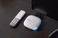 Thiết kế của Bộ giải mã FPT TV 4K FX6 được lấy cảm hứng từ những viên đá cuội rất nhỏ gọn, bo cong ở các góc. (Ảnh: PV/Vietnam+)