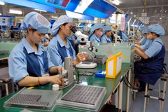 Công nhân sản xuất linh kiện điện tử tại Nhà máy Canon thuộc Khu Công nghiệp Phố Nối A (Hưng Yên). (Ảnh: Phạm Kiên/TTXVN)