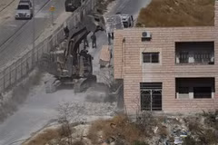Lực lượng an ninh Israel phá dỡ nhà của người Palestine tại thị trấn Sur Baher, Đông Jerusalem, ngày 22/7/2019. (Ảnh: AFP/ TTXVN)