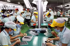 Ngành điện tử là một trong những ngành có xu hướng thay thế lao động bằng robot. (Ảnh minh hoạ: Thanh Long/TTXVN)