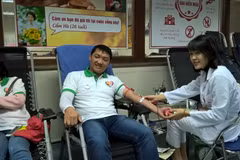 Nhiều cựu học sinh các trường PTTH đóng trên địa bàn thành phố Hà Nội niên khóa 1993 -1996 đã tham gia hiến máu. (Ảnh: Hoàng Minh)