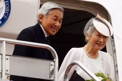 Nhật hoàng Akihito và hoàng hậu Michiko trên chuyên cơ thăm Canada hồi năm 2009 (Ảnh: Daylife)