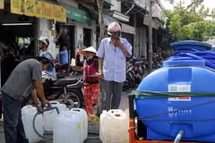Người dân phải đi mua nước sạch về dùng. (Ảnh minh họa: Hoàng Hải/TTXVN) 