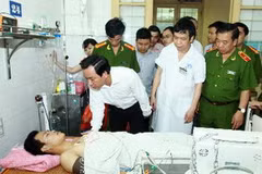 Phó Chủ tịch UBND thành phố Hà Nội Vũ Hồng Khanh thăm hỏi, động viên chiến sỹ bị bỏng khi tham gia chữa cháy. (Ảnh: Doãn Tấn/TTXVN)