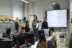 Giảng viên Đức hướng dẫn và kiểm tra thực hành với các giáo viên dạy nghề VN. (Ảnh: Văn Long/Vietnam+) 