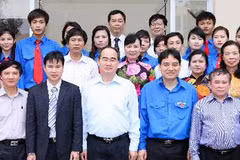 Phó Thủ tướng Nguyễn Thiện Nhân với cán bộ, nhân viên học viện. (Ảnh: Dương Giang/TTXVN)