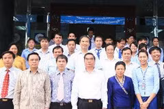 Thường trực Ban Bí thư Lê Hồng Anh với các đại biểu tại Ngân hàng liên doanh Lào-Việt. (Ảnh: Thống Nhất/TTXVN)