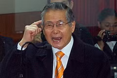 Cựu Tổng thống Peru Alberto Fujimori trong phiên tòa xét xử vì tội tham nhũng. (Nguồn: AFP/TTXVN)