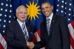 Tổng thống Mỹ Barack Obama và Thủ tướng Malaysia Najib Razak trong một cuộc gặp tháng 11/2011. (Nguồn: AFP)