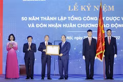 Chủ tịch nước Nguyễn Xuân Phúc trao tặng Huân chương Lao động hạng Nhất cho Tổng công ty Dược Việt Nam. (Ảnh: Thống Nhất/TTXVN)