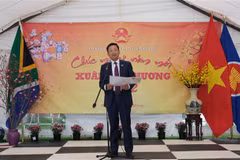 Đại sứ Việt Nam tại Nam Phi Hoàng Văn Lợi phát biểu khai mạc chương trình "Xuân Quê hương". (Ảnh: Hồng Minh/TTXVN)