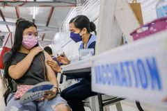Nhân viên y tế tiêm vaccine phòng COVID-19 cho trẻ em tại thành phố Marikina, Philippines, ngày 29/11/2021. (Ảnh: THX/TTXVN)