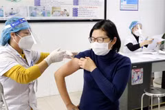 Tiêm vaccine phòng COVID-19 cho người dân tại Phú Thọ. (Ảnh: Trung Kiên/TTXVN)