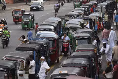 Các phương tiện xếp hàng bên ngoài một trạm xăng ở Colombo, Sri Lanka, ngày 15/4/2022. (Ảnh: AFP/TTXVN)