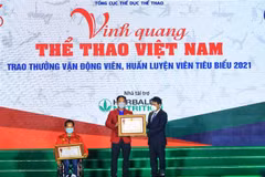 Thứ trưởng Bộ VH, TT và DL Hoàng Đạo Cương trao Huân chương Lao động hạng Nhì, Ba cho vận động viên Lê Văn Công và huấn luyện viên Lê Quang Thái. (Ảnh: Tuấn Anh/TTXVN)