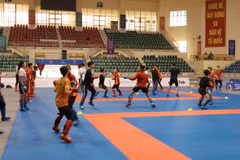 Các vận động viên Karate Việt Nam làm quen với thảm thi đấu chính thức. (Ảnh: Đức Phương/TTXVN)