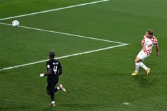 Trung vệ Lovro Majer (phải) ghi bàn thắng ấn định tỷ số 4-1 cho đội tuyển Croatia. (Ảnh: AFP/TTXVN)