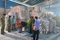 Công an thành phố Thanh Hóa kiểm tra, thu giữ phân bón giả. (Nguồn: cand.com.vn)