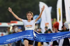 Nguyễn Thị Kim Luyến trở thành nhà vô địch cự ly 5km nữ Giải chạy VnExpress Marathon Quy Nhơn 2022. (Ảnh: Nguyên Linh/TTXVN)
