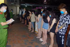 Nhóm nam nữ bị phát hiện tụ tập, sử dụng trái phép chất ma túy trong nhà nghỉ Sinh thái Làng Việt ngày 21/9/2021. (Nguồn: thanhnien.vn)