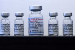 Vaccine ngừa COVID-19 của Pfizer/BioNTech và Moderna. (Ảnh: AFP/TTXVN)