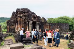 Khách du lịch tham quan Di sản Văn hóa thế giới Mỹ Sơn, Quảng Nam. (Ảnh: Đoàn Hữu Trung/TTXVN)