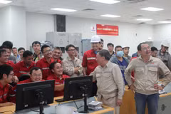 Lãnh đạo Ban Quản lý dự án cùng Tổng thầu Petrocons chúc mừng đội ngũ kỹ sư vận hành và các chuyên gia. (Nguồn: petrovietnam.petrotimes.vn)