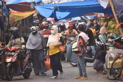 Người dân mua sắm tại một khu chợ ở Bekasi, Indonesia. (Ảnh: AFP/TTXVN)