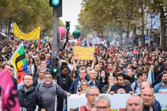 Hàng nghìn người tham gia cuộc tuần hành đòi tăng lương tại Paris, Pháp. (Ảnh: AFP/TTXVN)