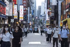 Người dân di chuyển trên phố tại Tokyo, Nhật Bản. (Ảnh: AFP/TTXVN)