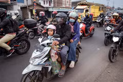 Người dân đndonesia đổ về quê đón lễ Eid al-Fitr ngày 28/4/2022. (Ảnh: AFP/TTXVN)