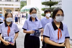 Những thí sinh đầu tiên rời khỏi phòng thi tại điểm thi Trường Trung học Phổ thông Bùi Thị Xuân (quận 3). (Ảnh: Hồng Giang/TTXVN)