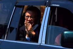 Ông Kem Sokha, cựu Chủ tịch đảng Cứu nguy Dân tộc Campuchia (CNRP) đã bị giải thể, được đưa tới phiên xét xử tại Tòa án thành phố Phnom Penh, ngày 12/2/2020. (Ảnh: AFP/TTXVN)