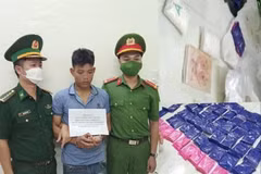 Lực lược chức năng bắt giữ Lò Văn Hiện cùng tang vật. (Ảnh: TTXVN)