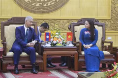 Ông Anouphap Tounalom - Bí thư Trung ương Đảng Nhân dân Cách mạng Lào, Bí thư Thành ủy, Chủ tịch HĐND thủ đô Vientiane với lãnh đạo tỉnh Ninh Bình. (Ảnh: Hải Yến/TTXVN)