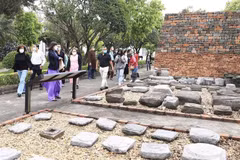 Những móng bằng đá được khai quật trong khu khảo cổ 18 Hoàng Diệu. (Ảnh: Hoàng Hiếu/TTXVN)