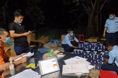 Lực lượng chức năng Gia Lai bắt giữ một lô hàng thuốc lá nhập lậu. (Ảnh: TTXVN phát)