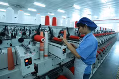 Sản xuất dệt nhuộm tại Công ty TNHH Dệt nhuộm Jasan Việt Nam có vốn đầu tư Trung Quốc (Khu công nghiệp dệt may Phố Nối B, Liêu Xá, Yên Mỹ, Hưng Yên). (Ảnh: Phạm Kiên/TTXVN)