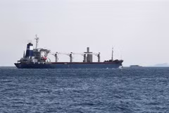 Tàu chở ngũ cốc của Ukraine đi qua Eo biển Bosphorus ở Istanbul, Thổ Nhĩ Kỳ, ngày 3/8/2022. (Ảnh: THX/TTXVN)