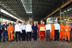 Phó Chủ tịch nước Võ Thị Ánh Xuân cùng cán bộ, công nhân của Liên doanh Việt-Nga Vietsovpetro. (Ảnh: Huy Hùng/TTXVN)