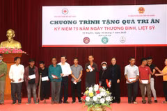 Nguyên Chủ tịch nước Trương Tấn Sang và Nguyên Bí thư Trung ương Đảng, nguyên Trưởng ban Dân vận Trung ương Hà Thị Khiết tặng quà cho các gia đình chính sách huyện Vị Xuyên. (Ảnh: Minh Tâm/TTXVN)