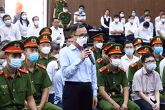 Bị cáo Trần Văn Nam (tên gọi khác là Trần Quốc Tuấn, sinh năm 1963, cựu Bí thư Tỉnh ủy Bình Dương, cựu Phó Chủ tịch UBND tỉnh Bình Dương) khai báo trước tòa. (Ảnh: Phạm Kiên/TTXVN)