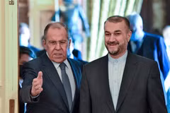 Ngoại trưởng Nga Sergei Lavrov (trái) và người đồng cấp Iran Hossein Amir Abdollahian trong cuộc gặp ở Moskva ngày 6/10/2021. (Ảnh: AFP/TTXVN)