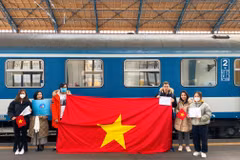 Nhóm sinh viên tình nguyện Việt Nam tại nhà ga ở Budapest, Hungary. (Ảnh: Thanh Thuỷ/Vietnam+)