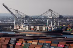 Tàu container cập cảng Long Beach ở California, Mỹ, ngày 17/11/2021. (Ảnh: AFP/TTXVN)