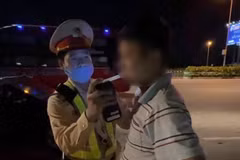 Lực lượng chức năng đo nồng độ cồn đối với lái xe Đặng Xuân Th.. (Nguồn: laodong.vn)