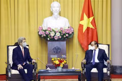 Chủ tịch nước Nguyễn Xuân Phúc tiếp Đặc phái viên của Tổng thống Hoa Kỳ John Kerry. (Ảnh: Thống Nhất/TTXVN)
