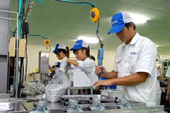 Công nhân sản xuất phụ kiện xe máy, xe hơi và thiết bị công nghiệp tại công ty TNHH Keihin (Khu Công nghiệp Thăng Long 2, huyện Yên Mỹ, Hưng Yên). (Ảnh: Phạm Kiên/TTXVN)
